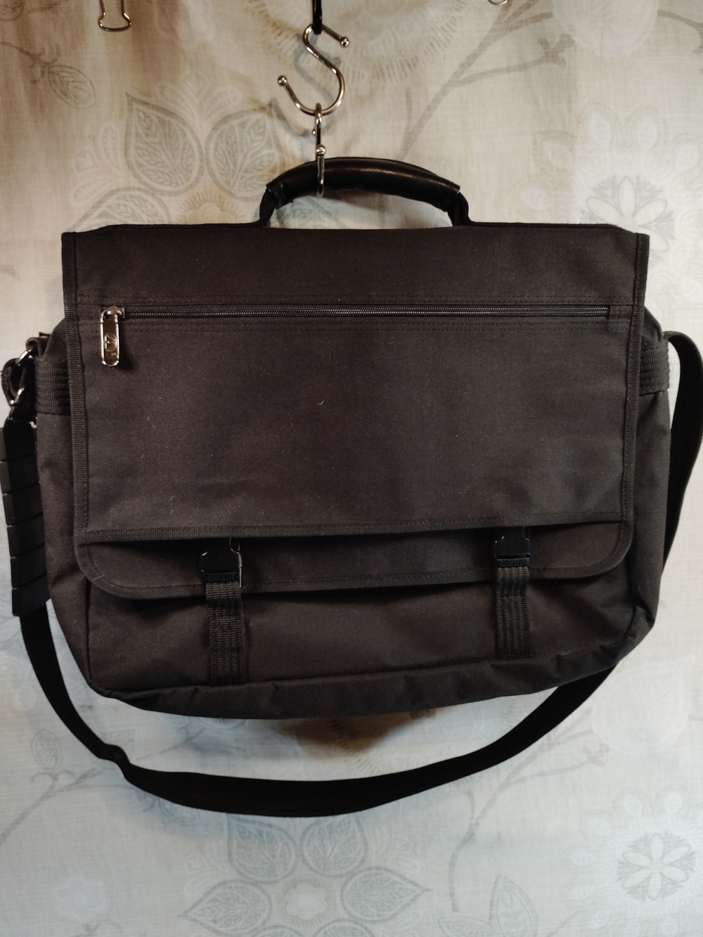 Avenue America Classic Black Messenger Bag - Durable Everyday Briefcase